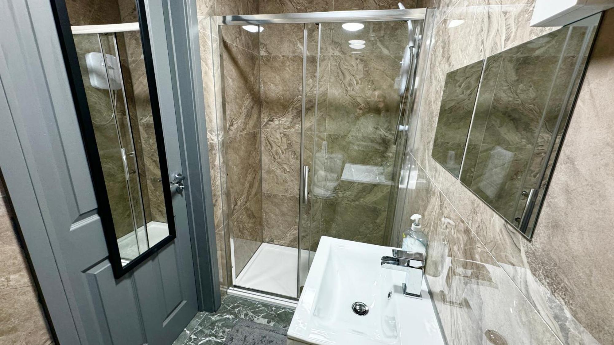 Rnm - Upgraded Business Stay For Travelling Contractors, All Amenities, Private Access Entire Place, Kitchen & Washroom, Smart Tv, Easy Access, Parking Nearby Cradley Heath Экстерьер фото