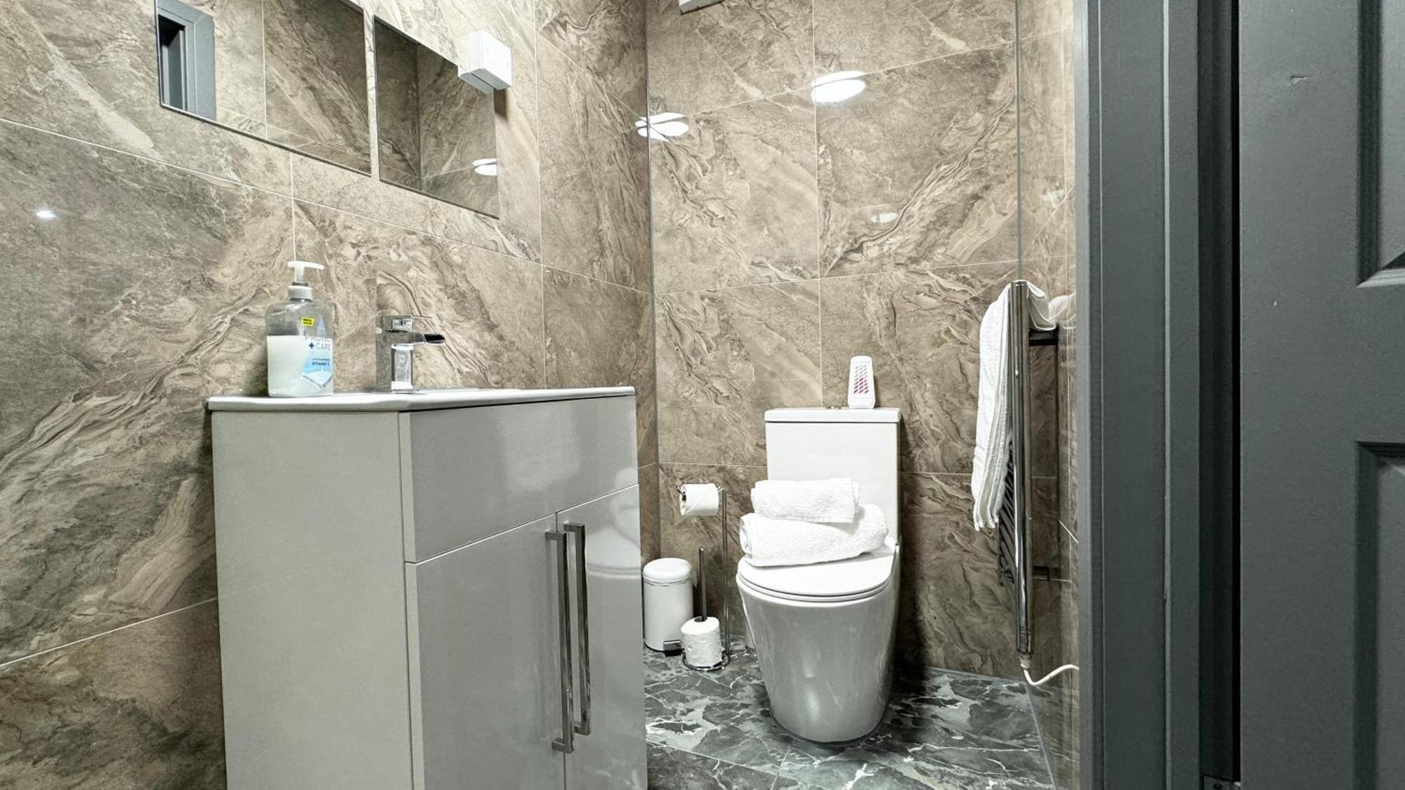 Rnm - Upgraded Business Stay For Travelling Contractors, All Amenities, Private Access Entire Place, Kitchen & Washroom, Smart Tv, Easy Access, Parking Nearby Cradley Heath Экстерьер фото