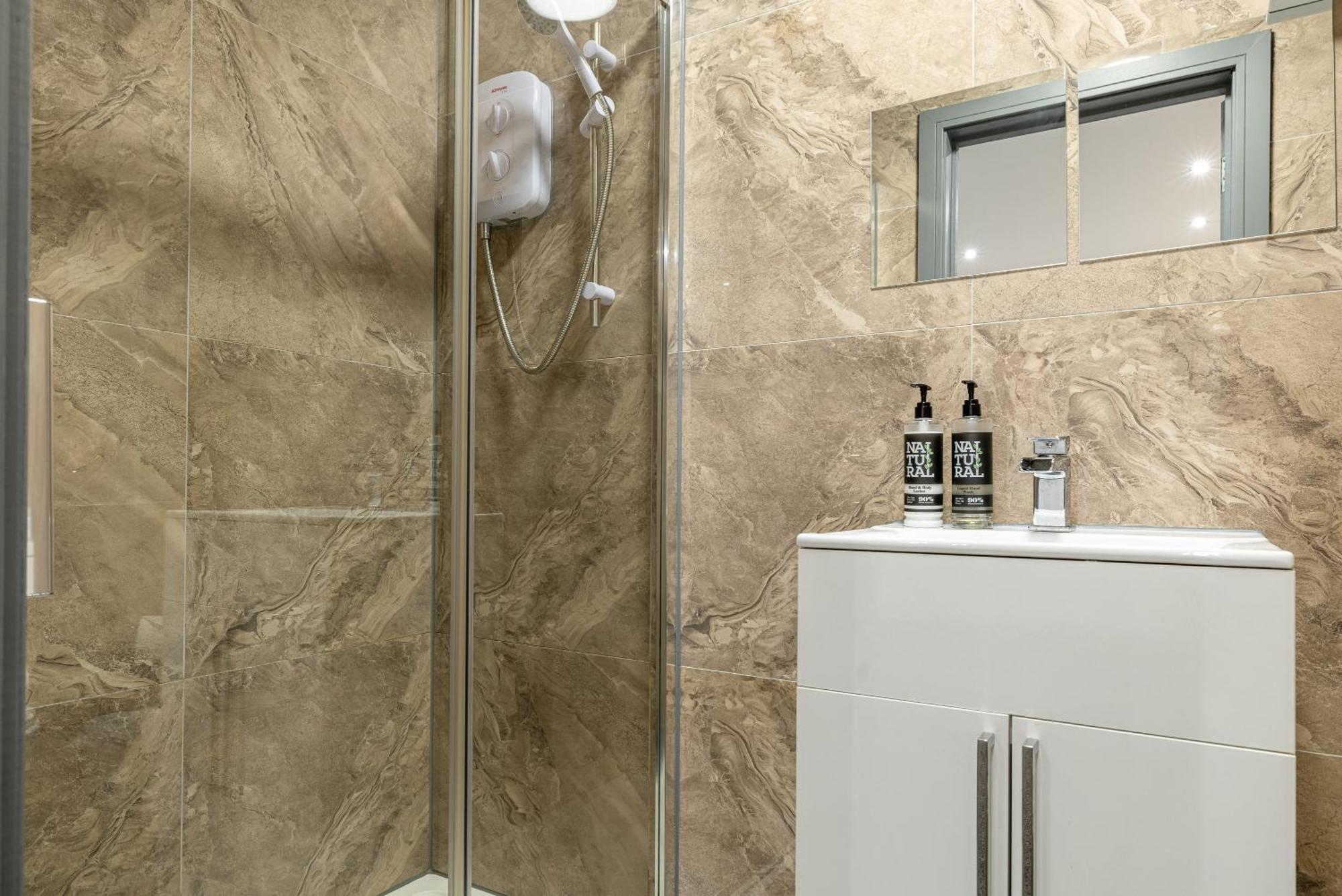 Rnm - Upgraded Business Stay For Travelling Contractors, All Amenities, Private Access Entire Place, Kitchen & Washroom, Smart Tv, Easy Access, Parking Nearby Cradley Heath Экстерьер фото