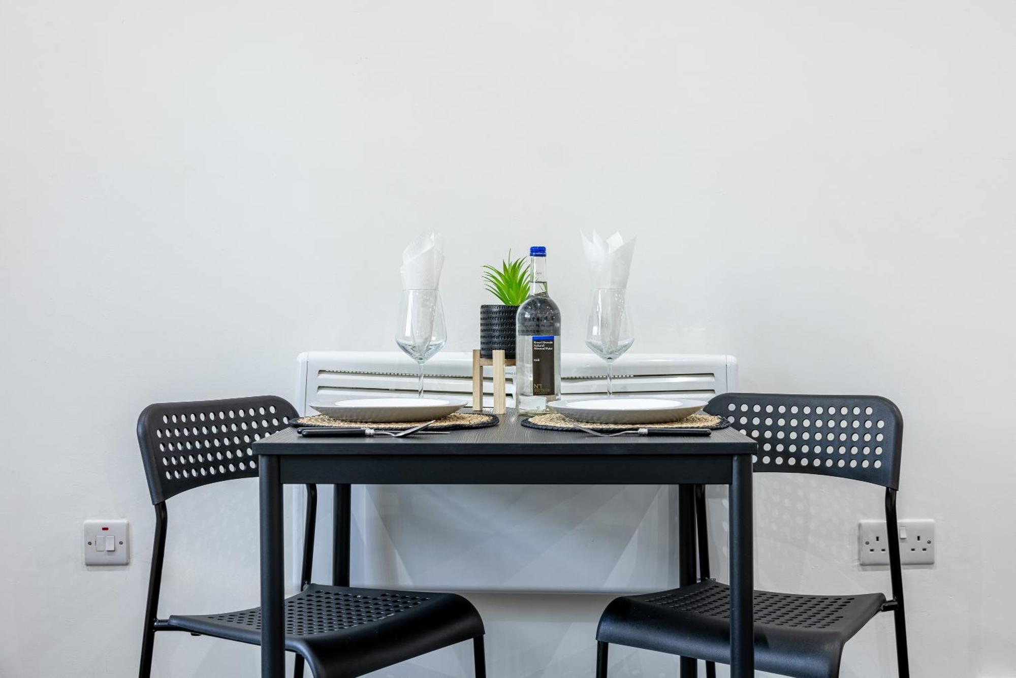 Rnm - Upgraded Business Stay For Travelling Contractors, All Amenities, Private Access Entire Place, Kitchen & Washroom, Smart Tv, Easy Access, Parking Nearby Cradley Heath Экстерьер фото