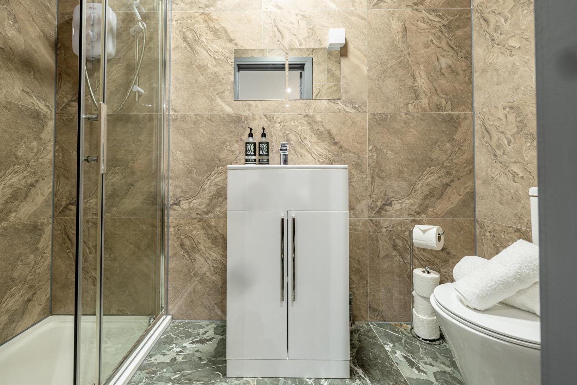 Rnm - Upgraded Business Stay For Travelling Contractors, All Amenities, Private Access Entire Place, Kitchen & Washroom, Smart Tv, Easy Access, Parking Nearby Cradley Heath Экстерьер фото