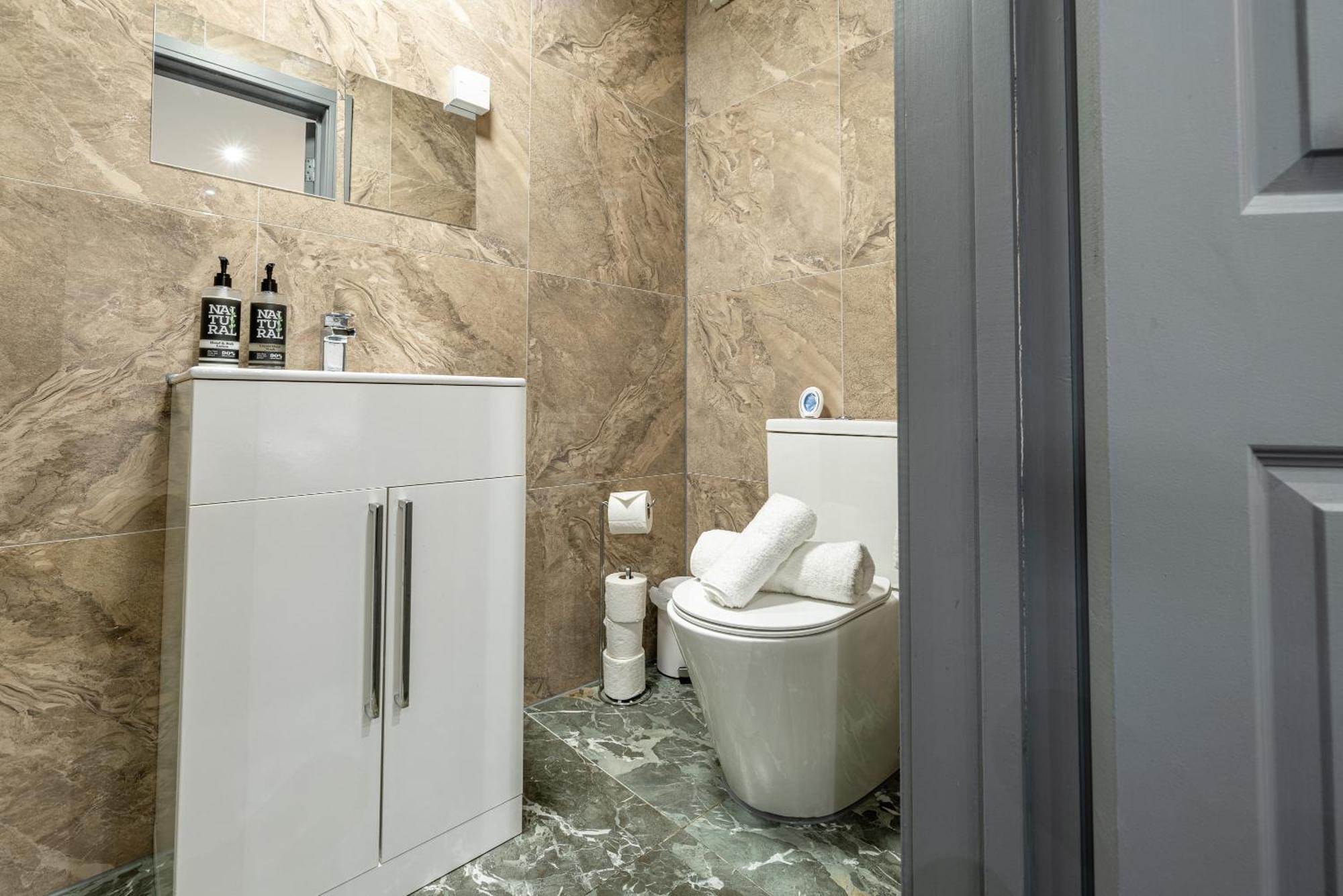 Rnm - Upgraded Business Stay For Travelling Contractors, All Amenities, Private Access Entire Place, Kitchen & Washroom, Smart Tv, Easy Access, Parking Nearby Cradley Heath Экстерьер фото